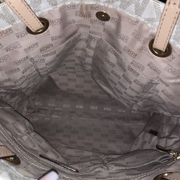⭐️SOLD⭐️Michael Kors Vanilla Tote and Wallet - Picture 2 of 8